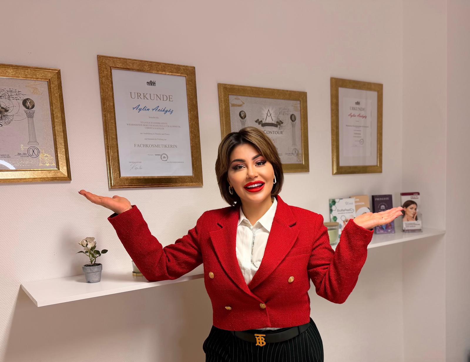 Aylin Acikgöz vor ihren Qualifikationsurkunden im Studio in Bruchsal