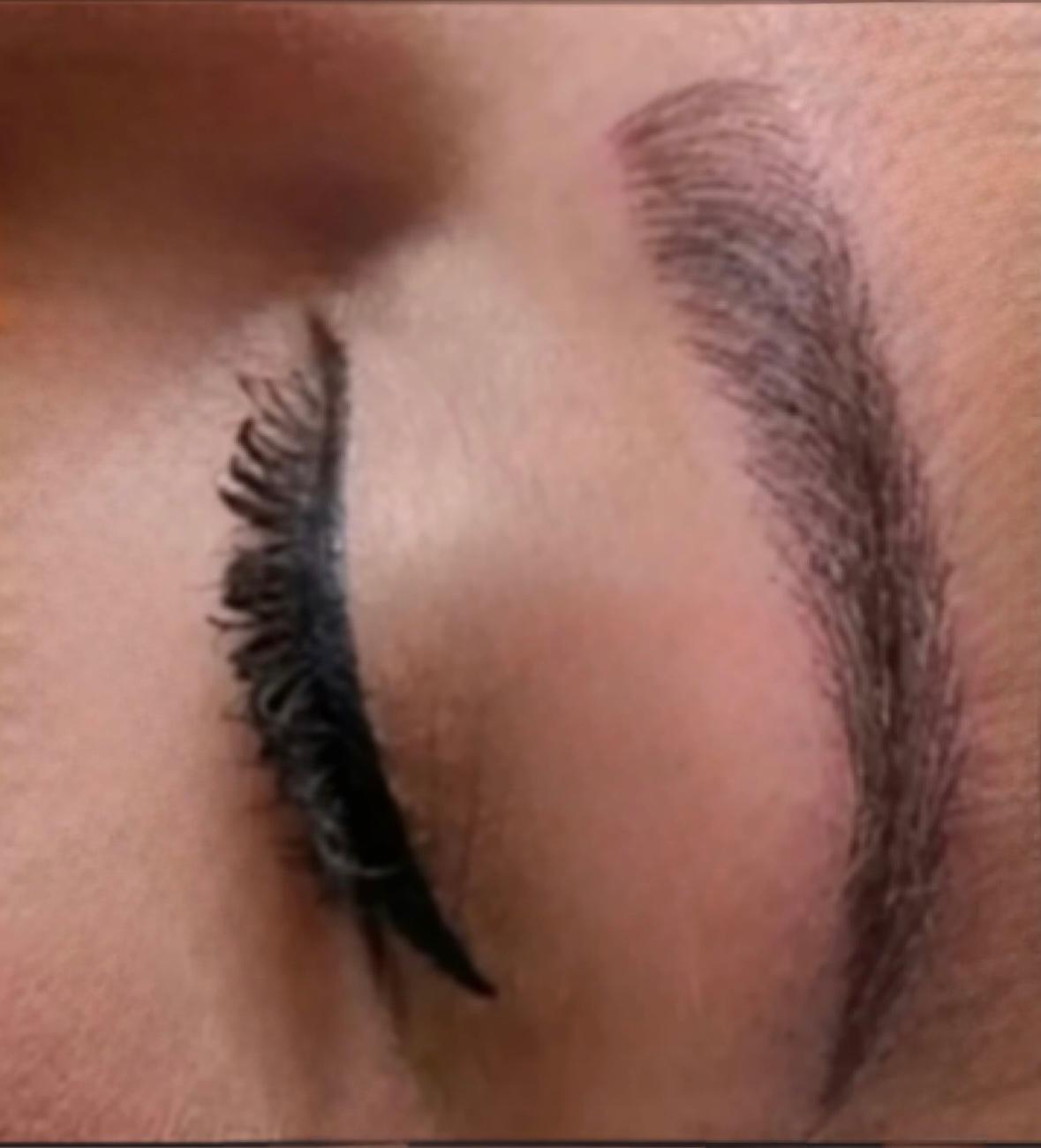 Permanent Make-up: feine Härchenzeichnung an den Augenbrauen